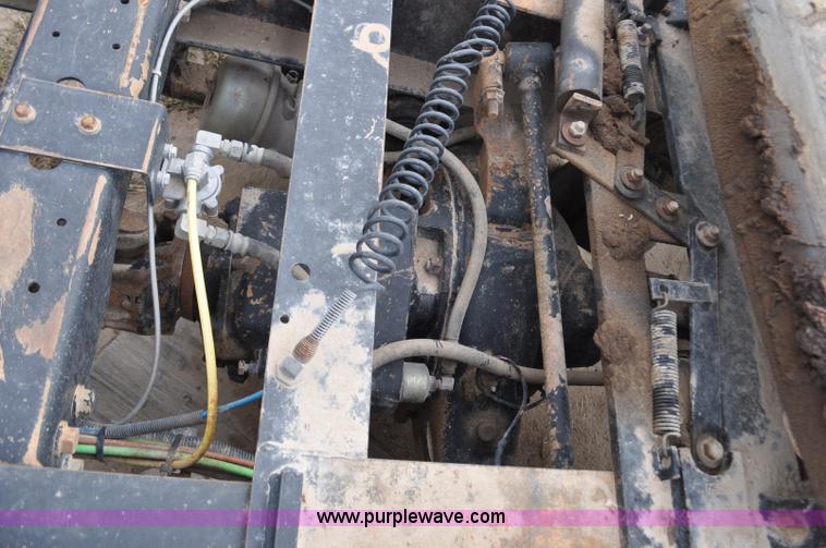 image for item G6190 2005 International 9200i semi truck