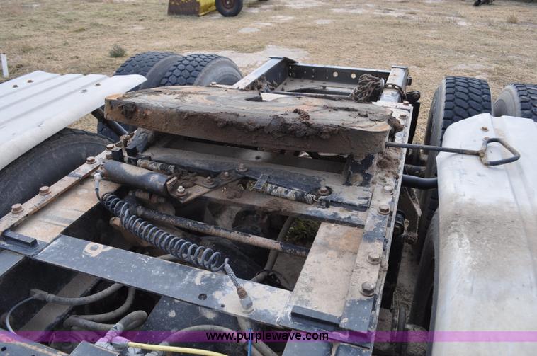 image for item G6190 2005 International 9200i semi truck