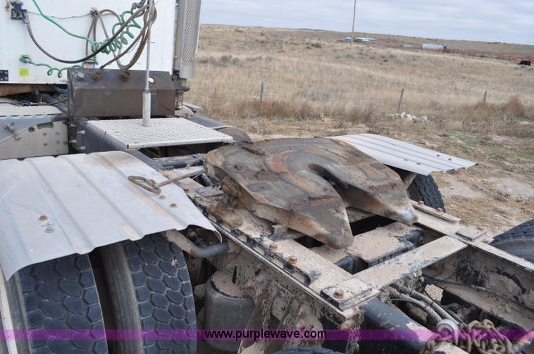 image for item G6190 2005 International 9200i semi truck