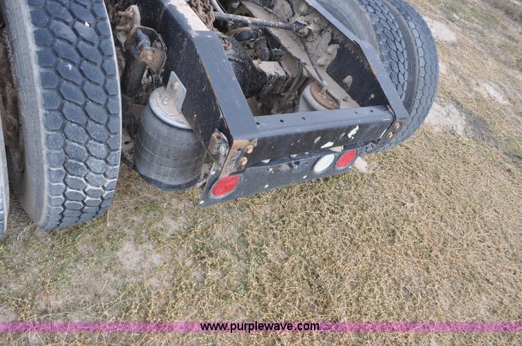 image for item G6190 2005 International 9200i semi truck