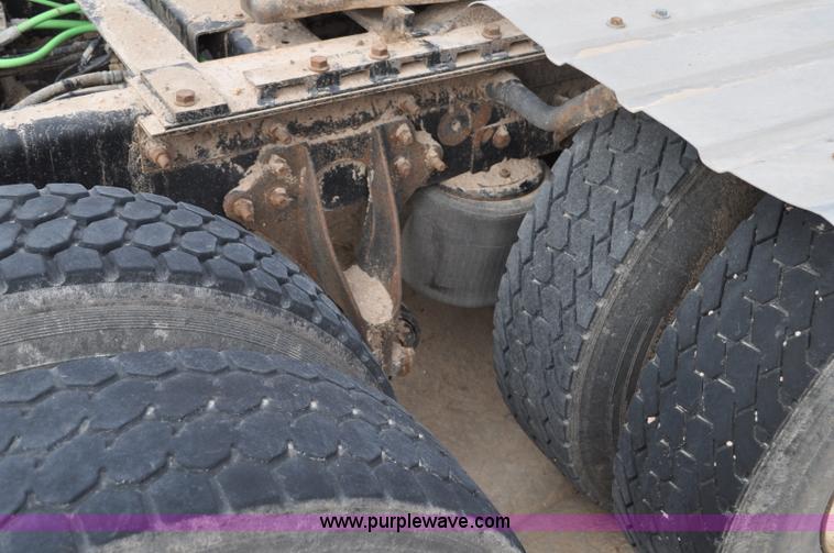 image for item G6190 2005 International 9200i semi truck