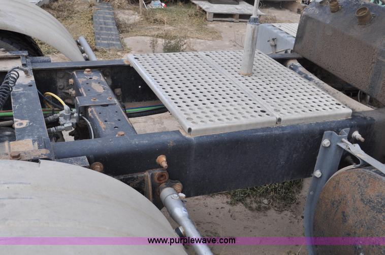 image for item G6190 2005 International 9200i semi truck