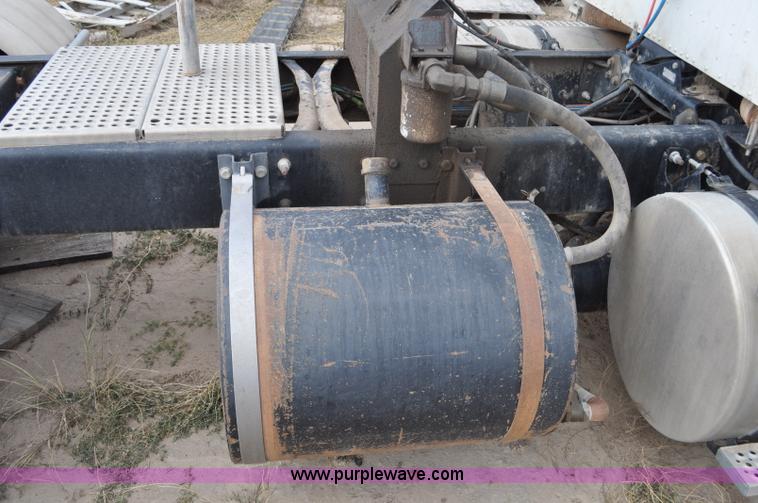 image for item G6190 2005 International 9200i semi truck