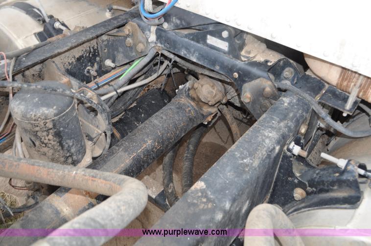 image for item G6190 2005 International 9200i semi truck