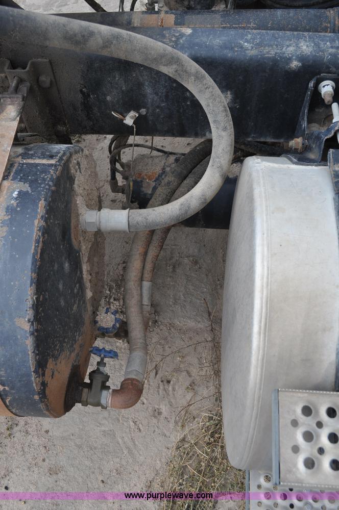 image for item G6190 2005 International 9200i semi truck