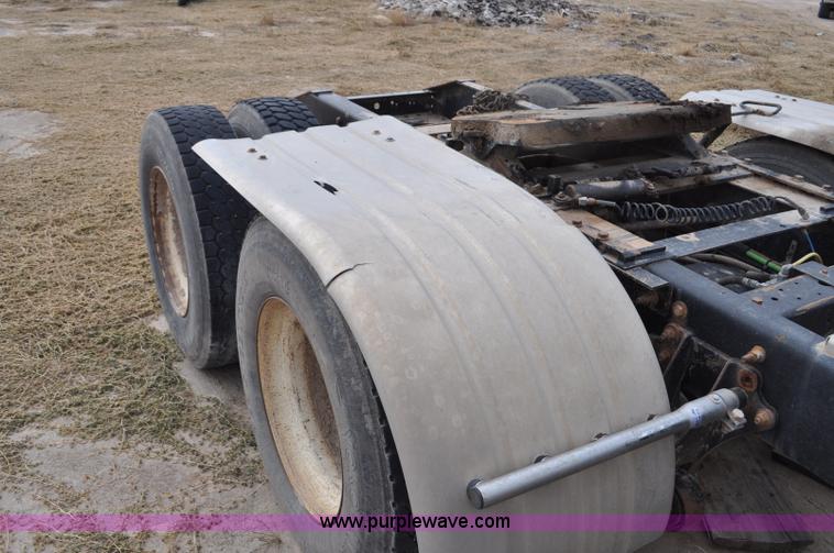 image for item G6190 2005 International 9200i semi truck