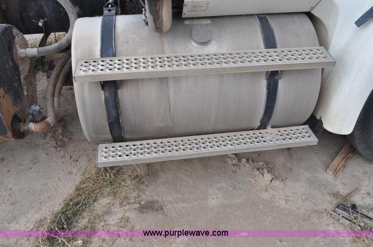 image for item G6190 2005 International 9200i semi truck