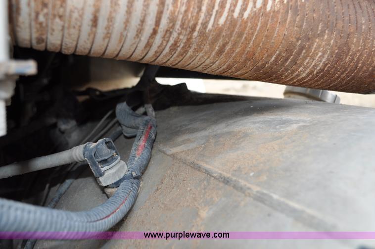 image for item G6190 2005 International 9200i semi truck