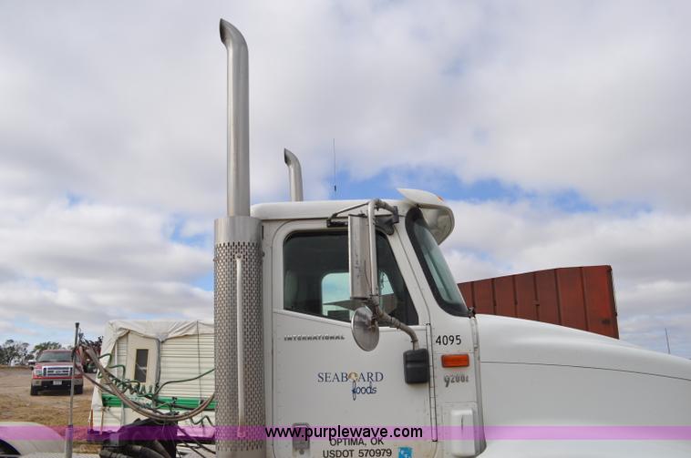 image for item G6190 2005 International 9200i semi truck