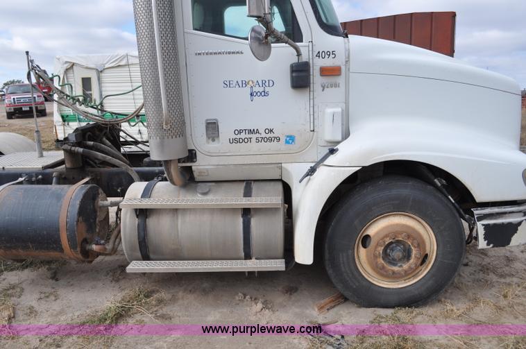 image for item G6190 2005 International 9200i semi truck