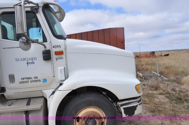 image for item G6190 2005 International 9200i semi truck