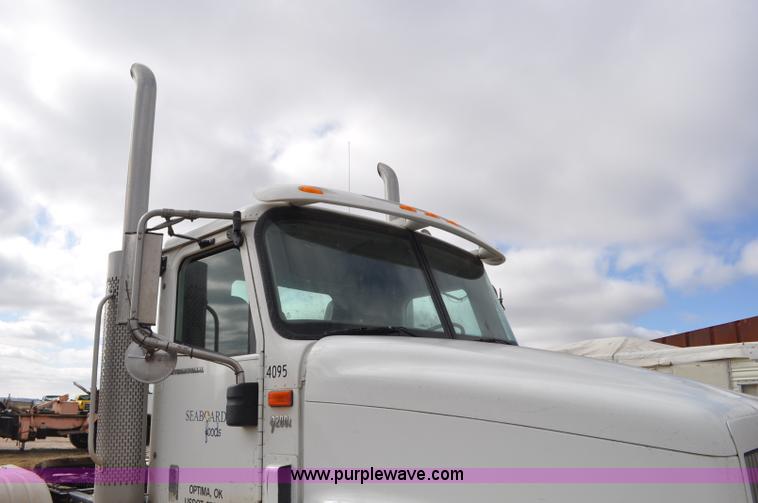 image for item G6190 2005 International 9200i semi truck