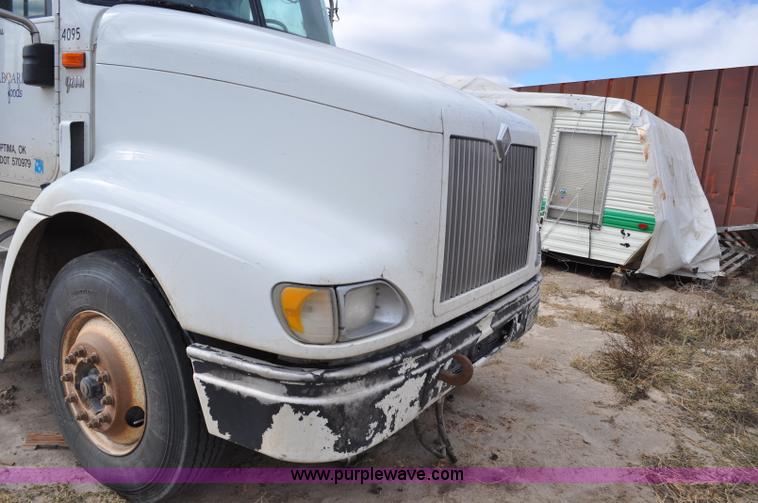 image for item G6190 2005 International 9200i semi truck