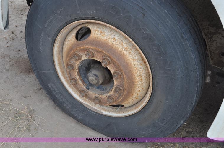 image for item G6190 2005 International 9200i semi truck