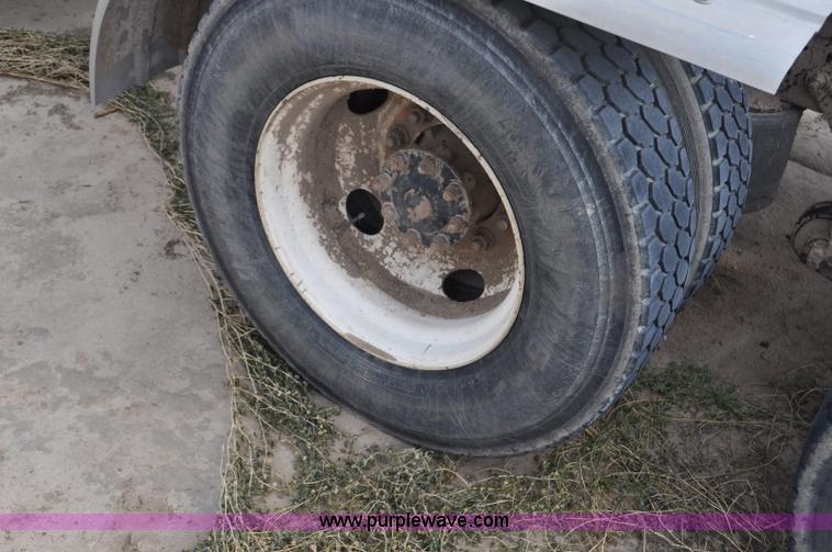 image for item G6190 2005 International 9200i semi truck