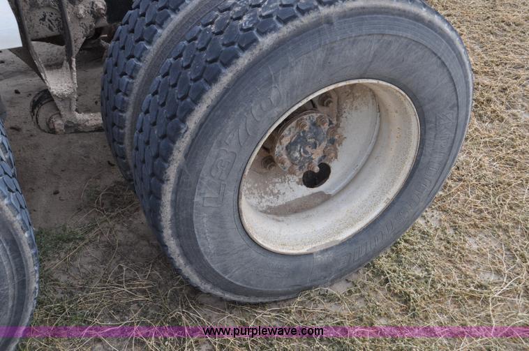 image for item G6190 2005 International 9200i semi truck