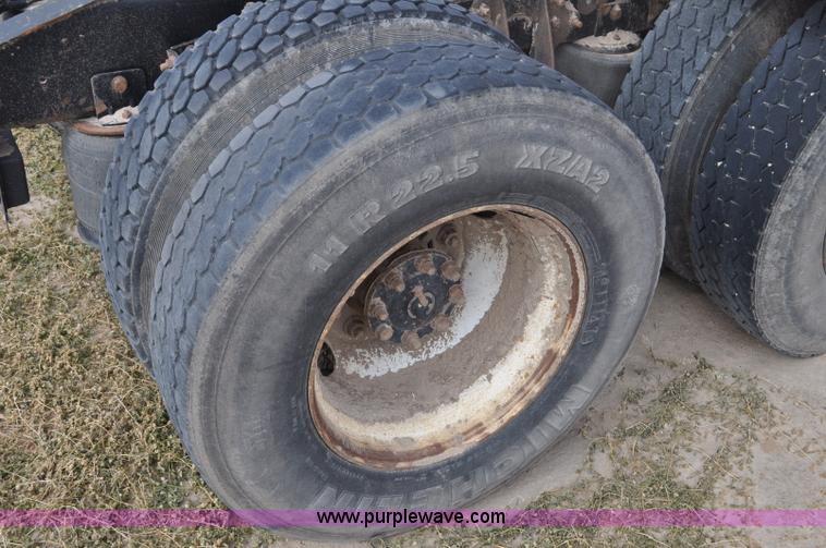 image for item G6190 2005 International 9200i semi truck