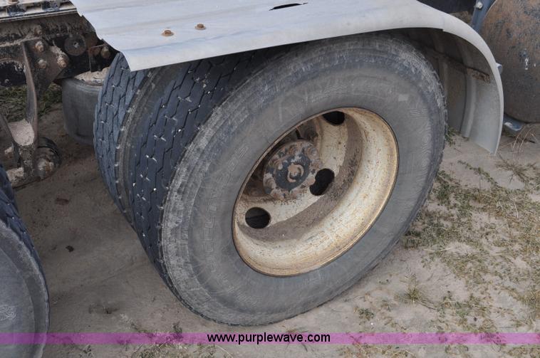 image for item G6190 2005 International 9200i semi truck