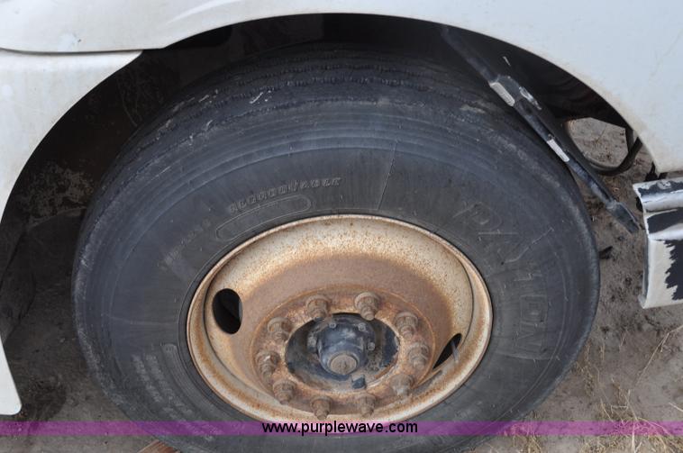 image for item G6190 2005 International 9200i semi truck