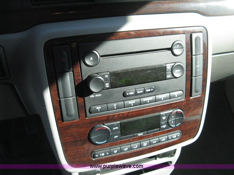 image for item H4482 2006 Ford Freestar Limited van