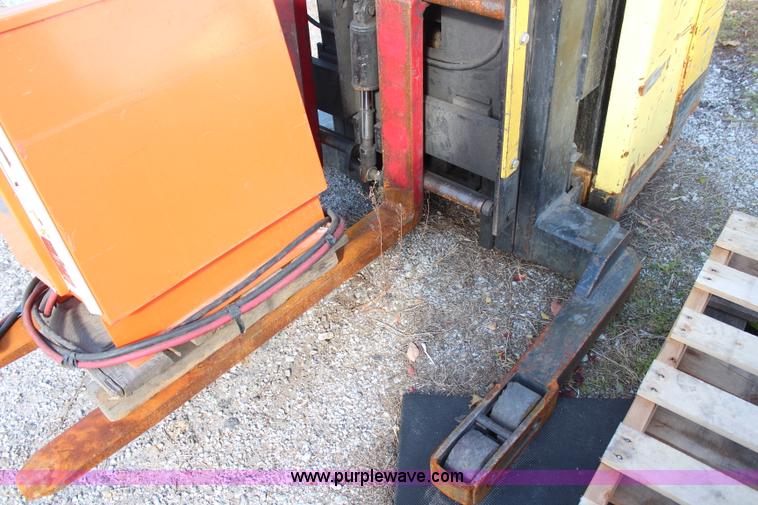 image for item H6818 Hyster 40 electric forklift