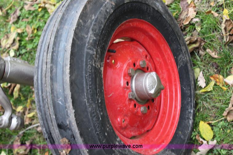 image for item H7948 1970 Massey-Ferguson 165 tractor