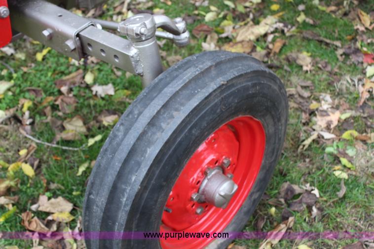 image for item H7948 1970 Massey-Ferguson 165 tractor