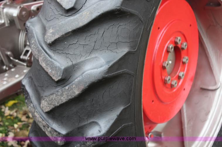 image for item H7948 1970 Massey-Ferguson 165 tractor