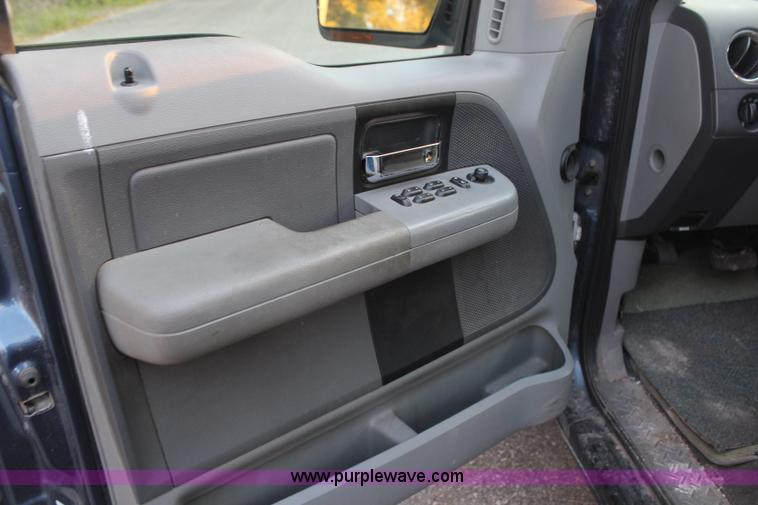 image for item H7952 2005 Ford F150 XLT SuperCrew pickup truck