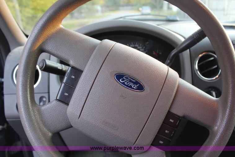 image for item H7952 2005 Ford F150 XLT SuperCrew pickup truck