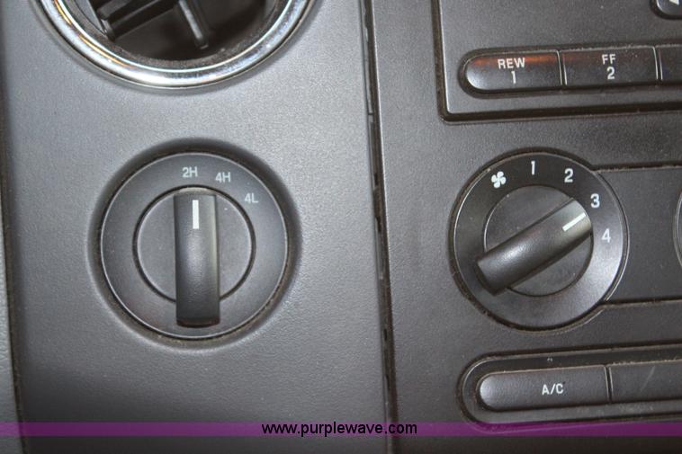 image for item H7952 2005 Ford F150 XLT SuperCrew pickup truck