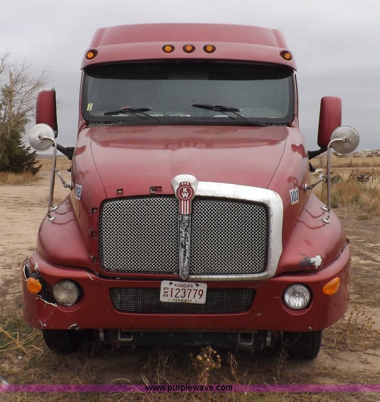 image for item I8328 2004 Kenworth T2000 semi truck