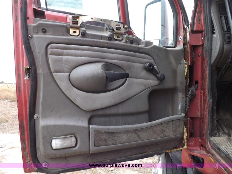 image for item I8328 2004 Kenworth T2000 semi truck