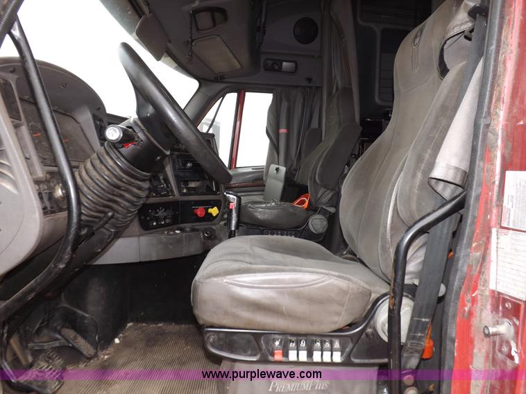 image for item I8328 2004 Kenworth T2000 semi truck