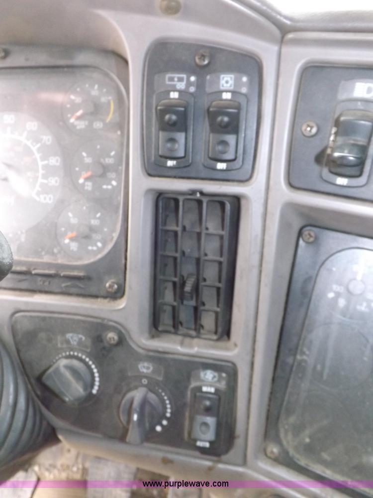 image for item I8328 2004 Kenworth T2000 semi truck