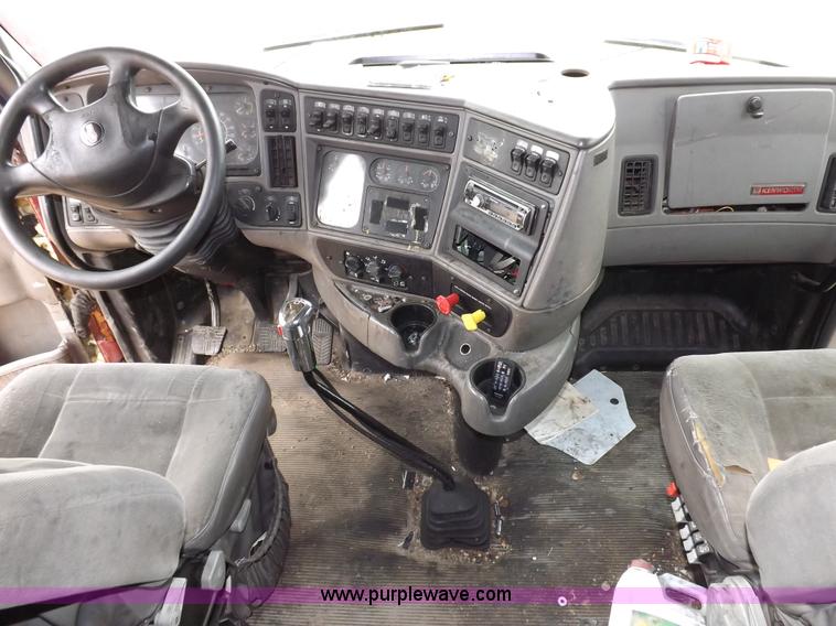 image for item I8328 2004 Kenworth T2000 semi truck