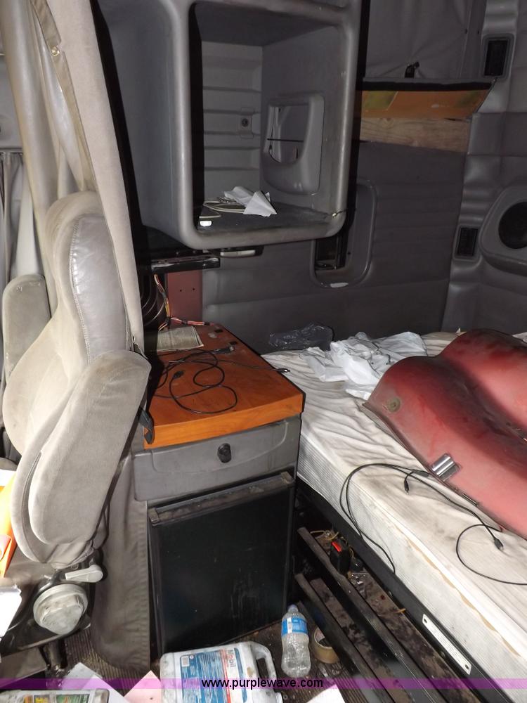 image for item I8328 2004 Kenworth T2000 semi truck