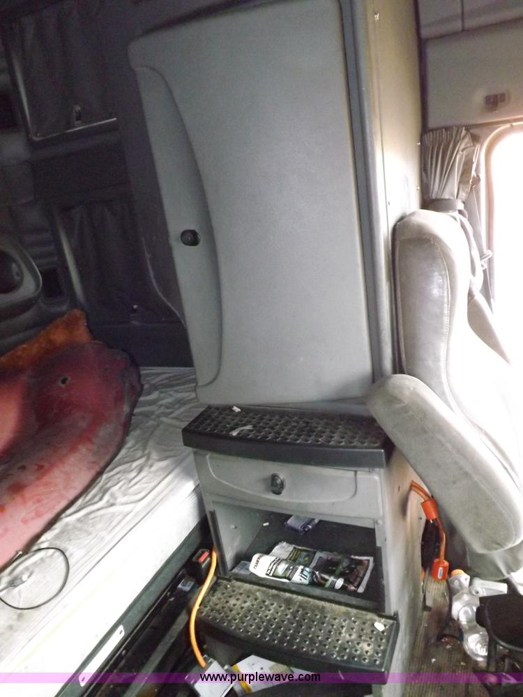 image for item I8328 2004 Kenworth T2000 semi truck