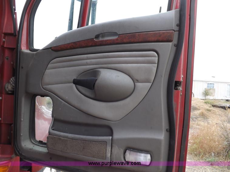 image for item I8328 2004 Kenworth T2000 semi truck