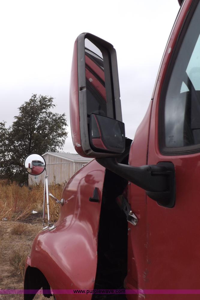 image for item I8328 2004 Kenworth T2000 semi truck