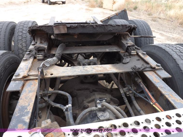 image for item I8328 2004 Kenworth T2000 semi truck