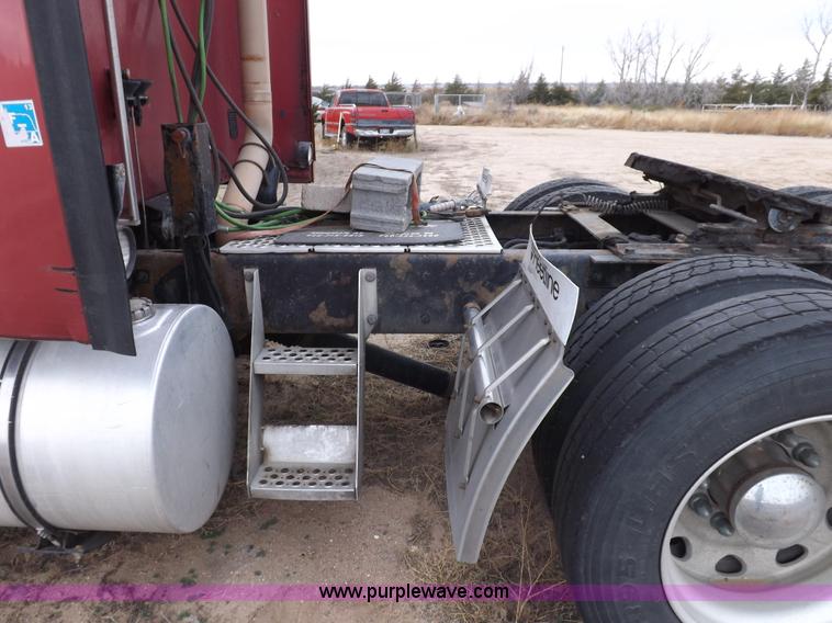 image for item I8328 2004 Kenworth T2000 semi truck