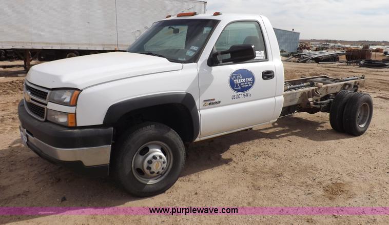 image for item I8332 2006 Chevrolet Silverado 3500 pickup truck cab and chassis