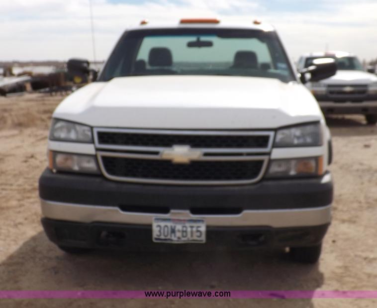 image for item I8332 2006 Chevrolet Silverado 3500 pickup truck cab and chassis
