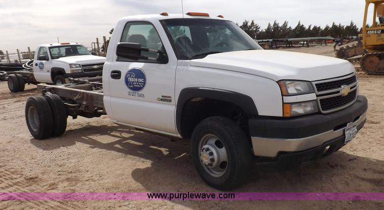 image for item I8332 2006 Chevrolet Silverado 3500 pickup truck cab and chassis