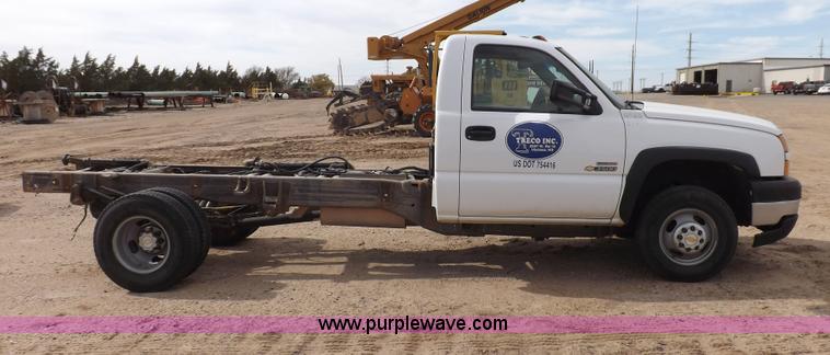 image for item I8332 2006 Chevrolet Silverado 3500 pickup truck cab and chassis