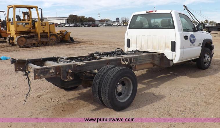image for item I8332 2006 Chevrolet Silverado 3500 pickup truck cab and chassis