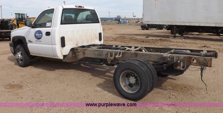 image for item I8332 2006 Chevrolet Silverado 3500 pickup truck cab and chassis
