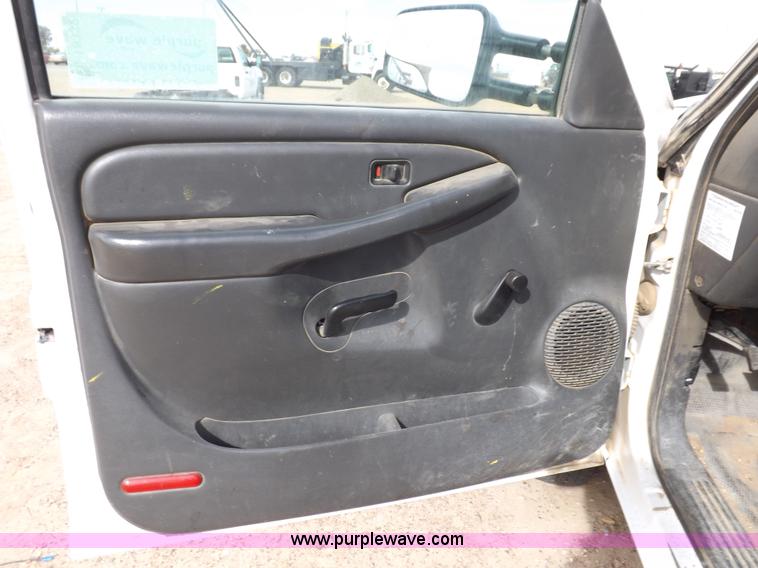 image for item I8332 2006 Chevrolet Silverado 3500 pickup truck cab and chassis