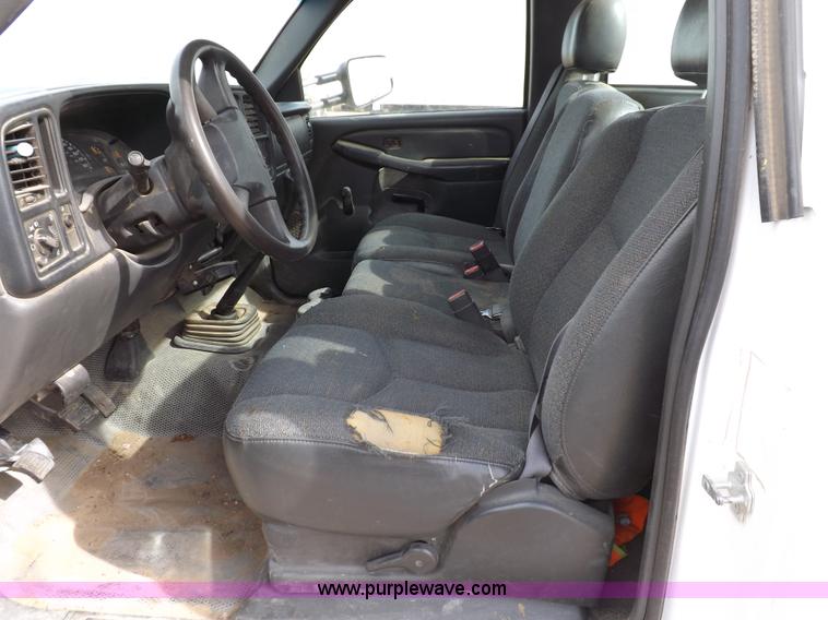 image for item I8332 2006 Chevrolet Silverado 3500 pickup truck cab and chassis